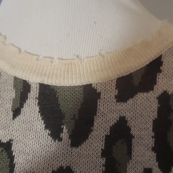 Grunge Distressed Animal Print Sweater Medium White Gray - Picture 2 of 4